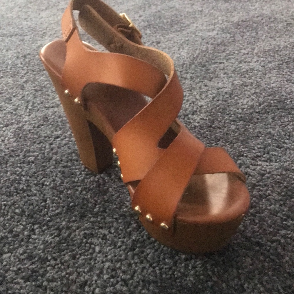 Tan heels - Picture 2 of 3